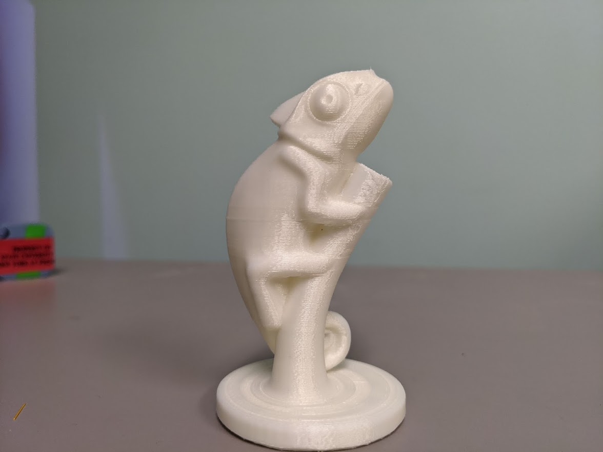 completed and cleaned up 3D printed chameleon pen holder